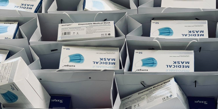 Хотын дарга халдвар авсан жирэмсэн эхчүүдэд ‘Амин дэмийн багц’хүргүүллээ