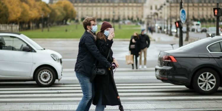 Парис хот цахилгаан скүүтерийн хурдыг хязгаарлаж эхэлжээ