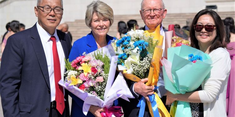 АНУ-д 500 гаруй Монгол залуусыг дээд боловсрол эзэмшихэд ивээн тэтгэсэн нэгэн нууцлагдмал эрхэм Монгол Улсад 92 насандаа айлчилж байна