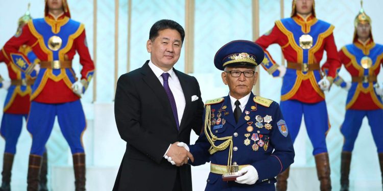 Онцгой байдлын алба хаагчдад төрийн дээд цол, одон, медаль хүртээлээ